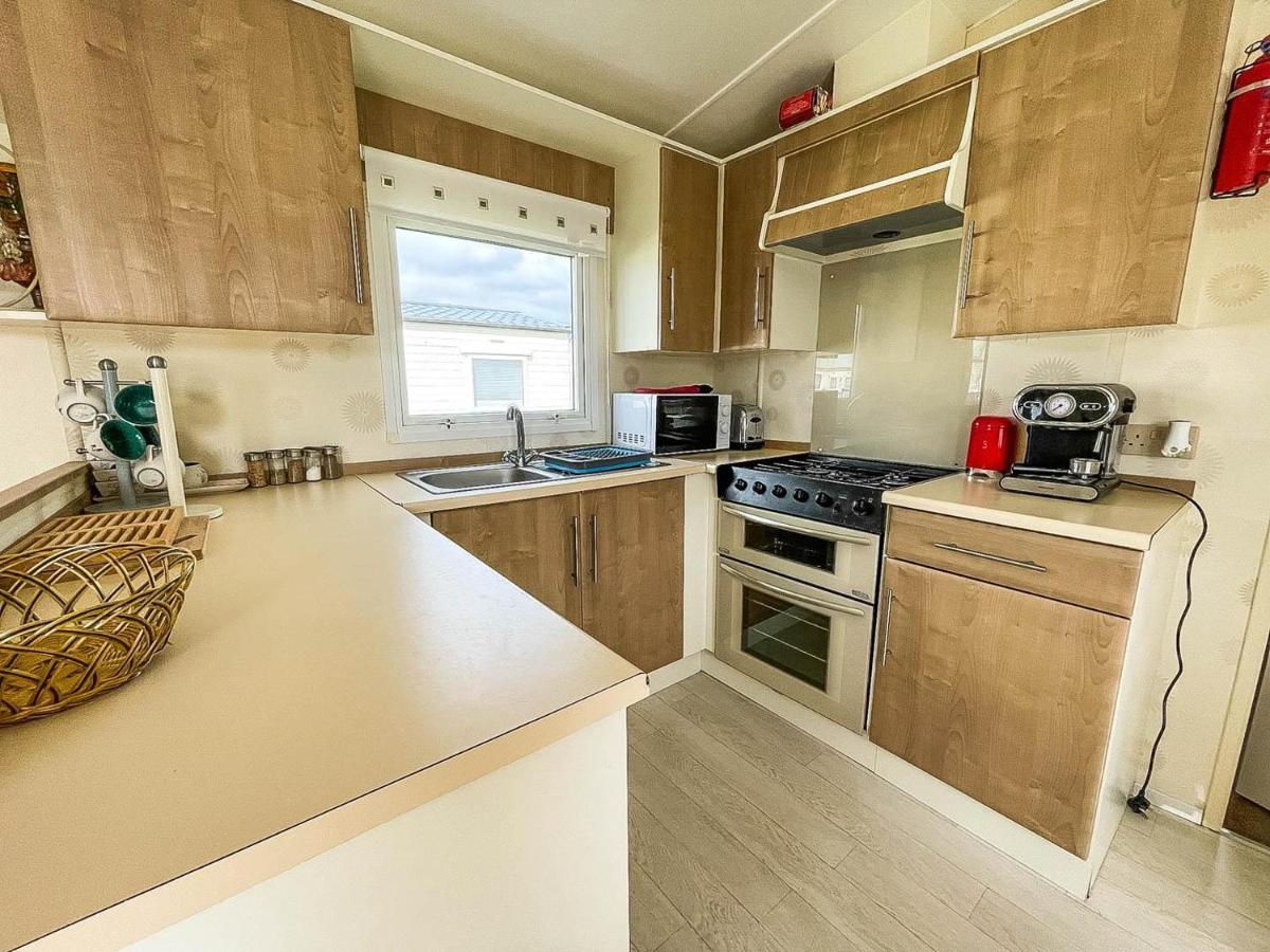 Caravan With Decking At Martello Beach Nearby Clacton-On-Sea Ref 29017Kv Hotel Kültér fotó